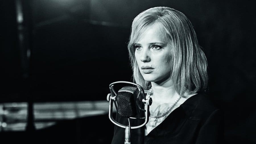 Cold War. Ella es una cantante.