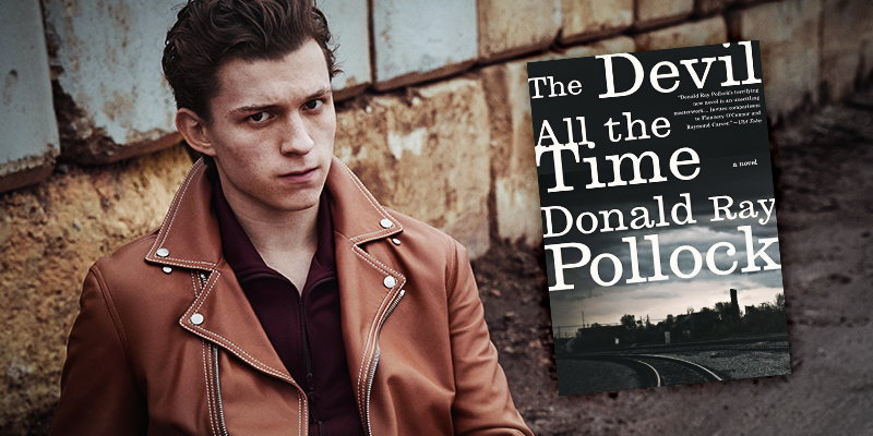Tom Holland con el libro de Donald Ray Pollock