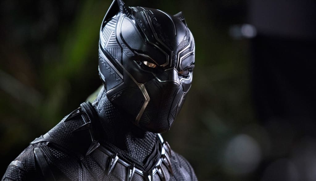 protagonista de la película Black Panther usando su traje insignia.