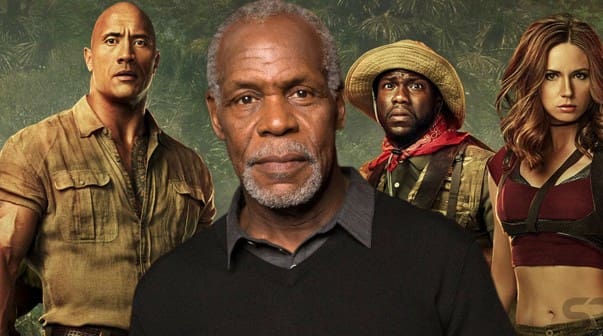 Danny Glover en primer plano y de fondo una parte del elenco de Jumanji: En La Selva.