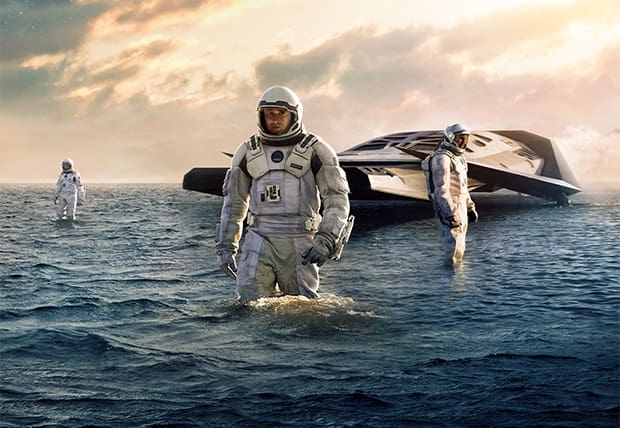 Los tres astronautas principales Brand (Anne Hathaway), Cooper (Matthew McConaughey) y Romilly (David Gyasi) en su primera expedición en un planeta "habitable".