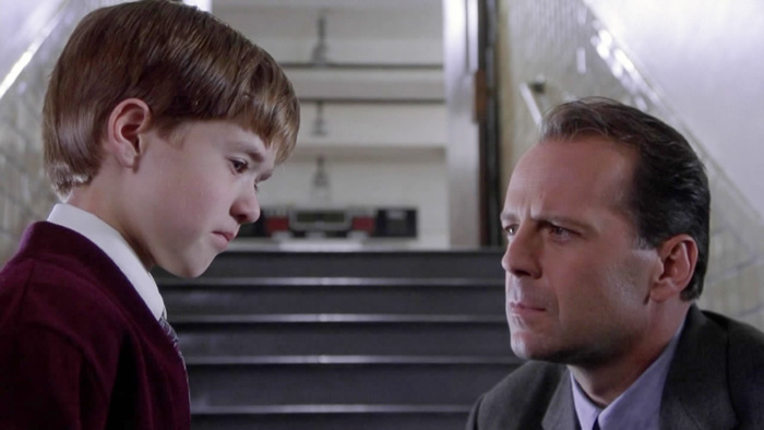 Izquierda: Haley Joel Osment de niño. Derecha: Bruce Willis. Una gran dupla de una gran película.