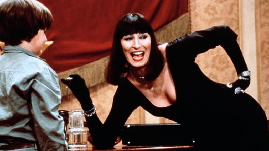 Anjelica Huston, como La Gran Bruja, dando terror en la cinta de los 90.