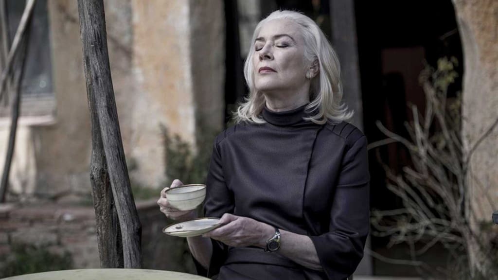 Anabel toma café