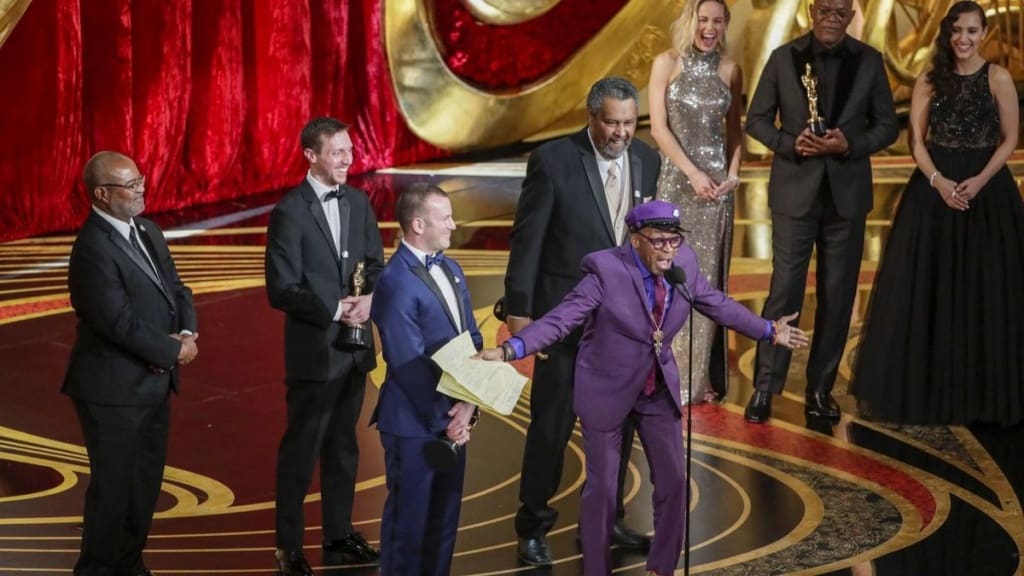 Spike Lee recibió el Oscar a Mejor Guion Adaptado y mando a la gente a votar 