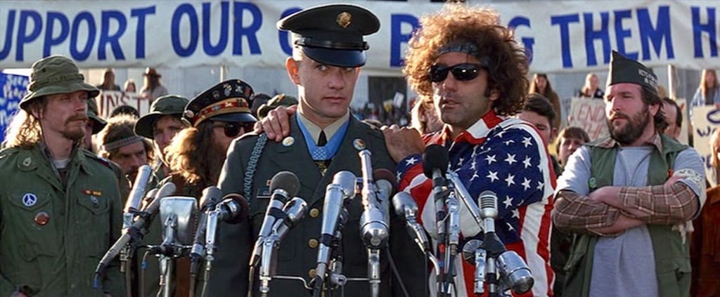 Forrest Gump (Tom Hanks) a punto de dar un discurso motivador.