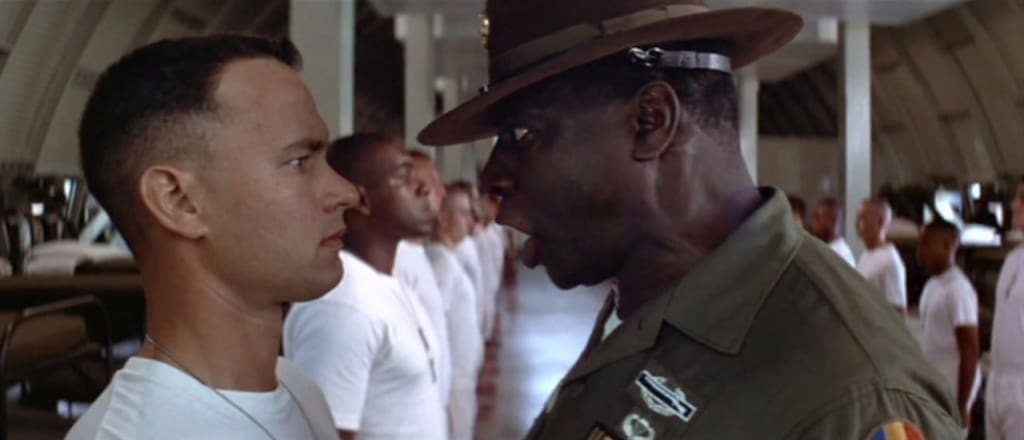Forrest Gump se prepara para remake, siendo gritado por el militar.