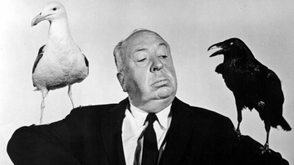 Alfred Hitchcock con un pájaro en cada brazo, una buena estrategia de marketing para "The Birds" (1963).