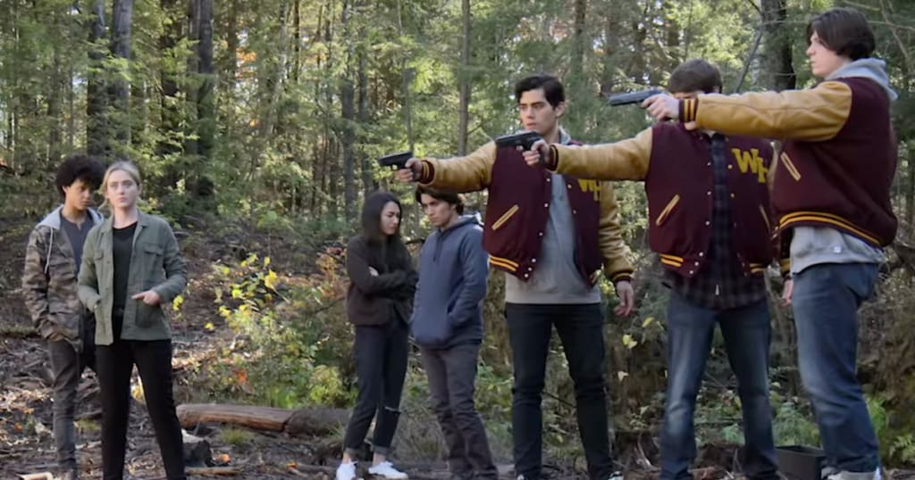 adolescentes apuntan con un arma a alguien the society