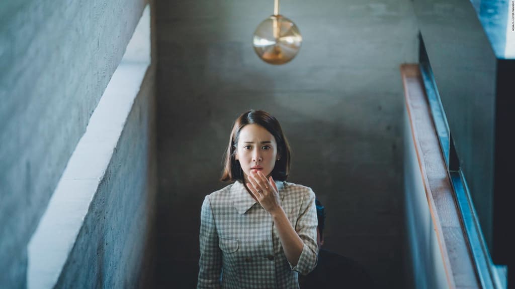 Cho Yeo Jeong subiendo las escaleras en 'Parasite', hagan su propia lectura.