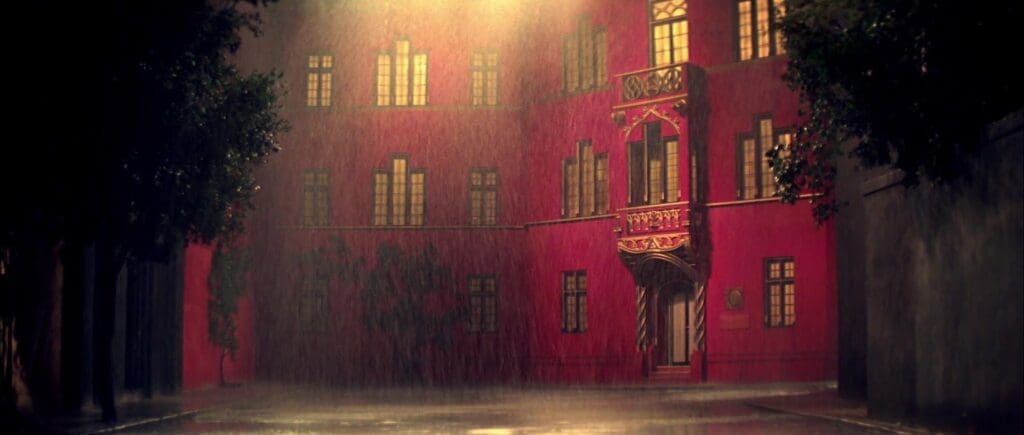 La academia de Helena Markos en 'Suspiria', la fachada entera del edificio está hecha en un set.