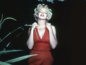 marylin monroe con un vestido rojo viendo a cámara