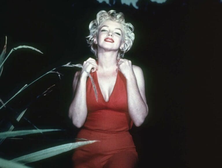 marylin monroe con un vestido rojo viendo a cámara