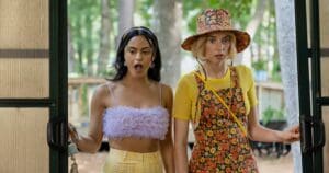 Las protagonistas de Do Revenge en escena.