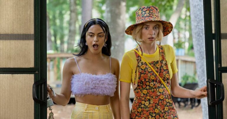 Las protagonistas de Do Revenge en escena.