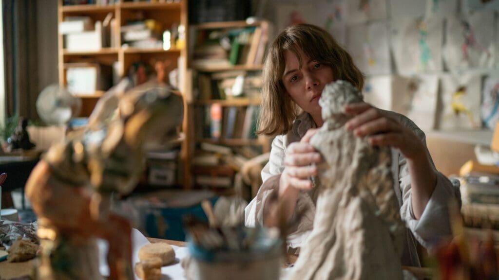 Michelle Williams haciendo una escultura en Showing Up, la película de Kelly Reichardt. 