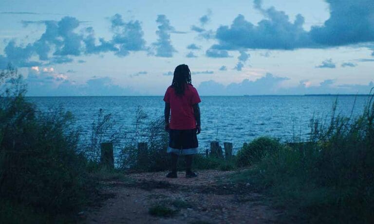 Un hombre que aparece en Descendant viendo un rio