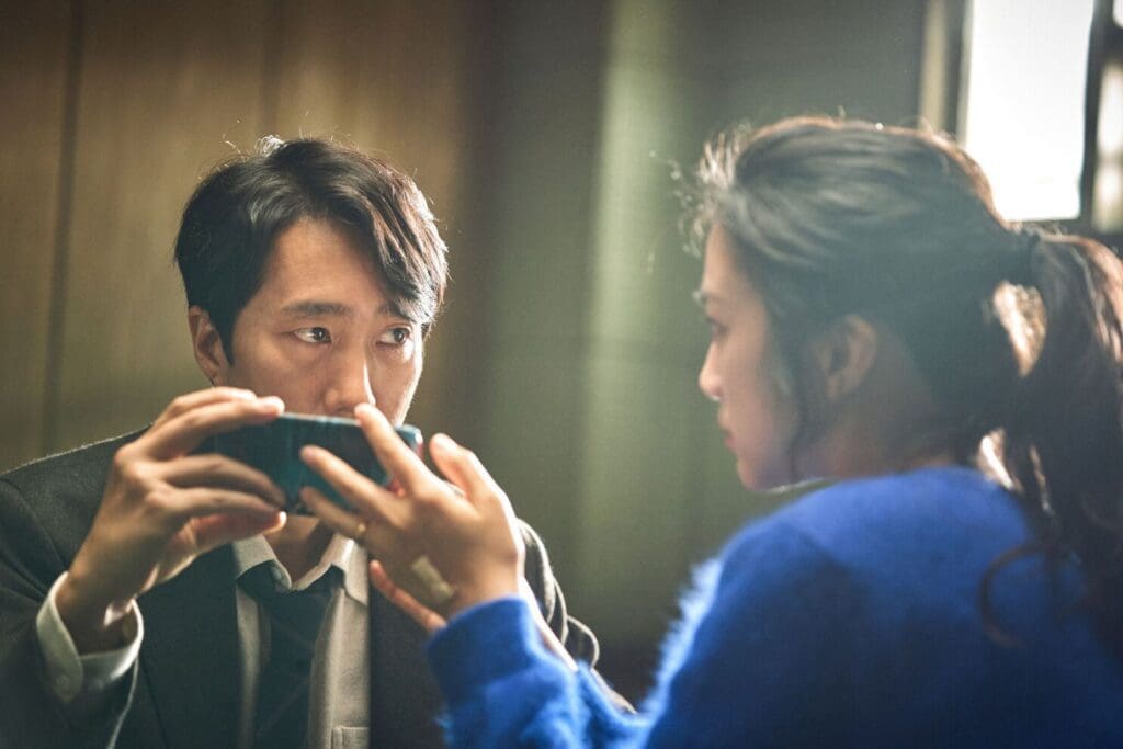 Tang Wei y Park Hae-Il en 'Decision to Leave', de Park Chan-wook. Opinión de Decision to Leave. Reseña de Decision to Leave