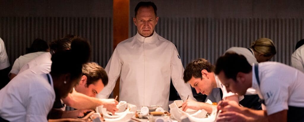 Crítica de The Menu, una película con Anya Taylor-Joy, una película con comedia negra, la reseña de The Menu.