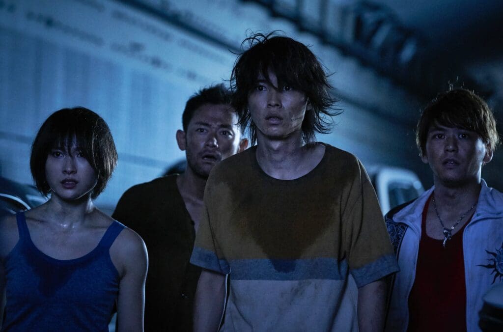 Los protagonistas de Alice in Borderland: Segunda temporada viendo la segunda temporada