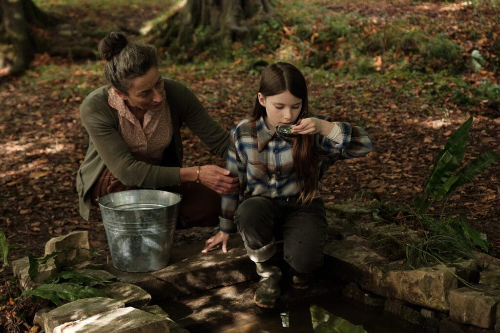 La protagonista de la película The Quiet Girl toma agua
