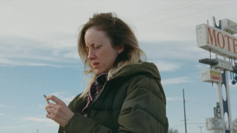 Andrea Riseborough fumando un cigarro (To Leslie)