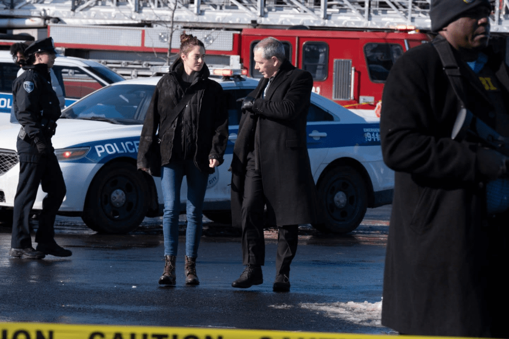 Shailene Woodley y Ben Mendelsohn en To Catch a Killer.