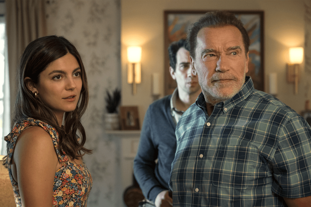 Monica Barbaro y Arnold Schwarzenegger en FUBAR.