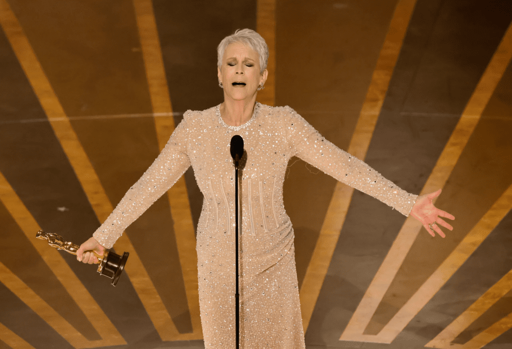 Jamie Lee Curtis recibiendo el Premio Óscar a Mejor Actriz en un papel secundario.