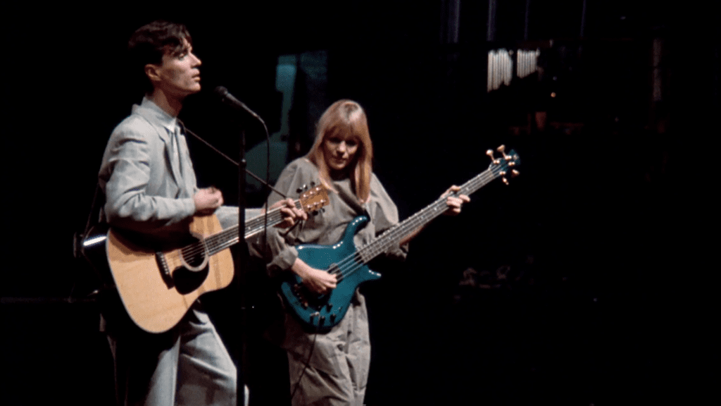 David Byrne junto a la bajista Tina Weymouth en Stop Making Sense (1984).