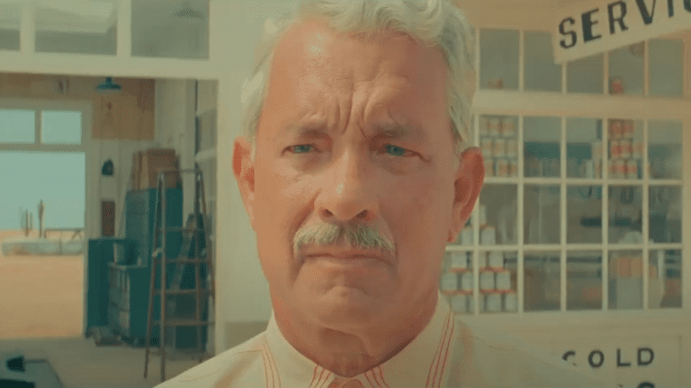 tom hanks en el trailer de asteroid city, la nueva pelicula de wes anderson.