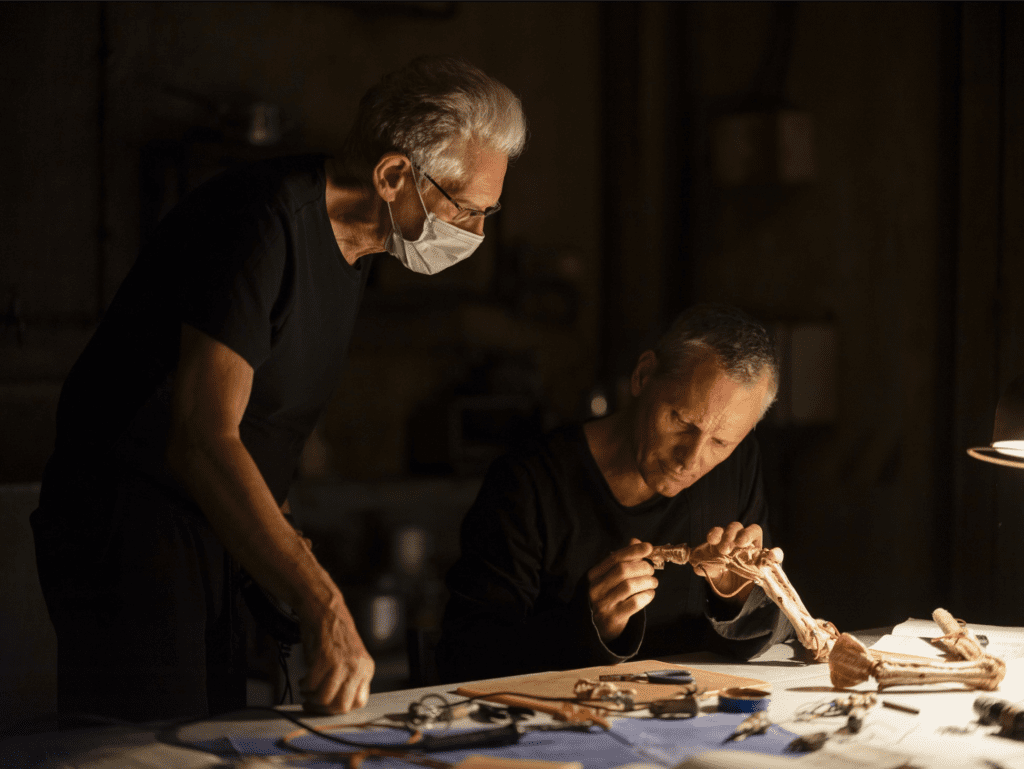 David Cronenberg y Viggo Mortensen en el detrás de escena de 'Crimes of the Future' (2022).