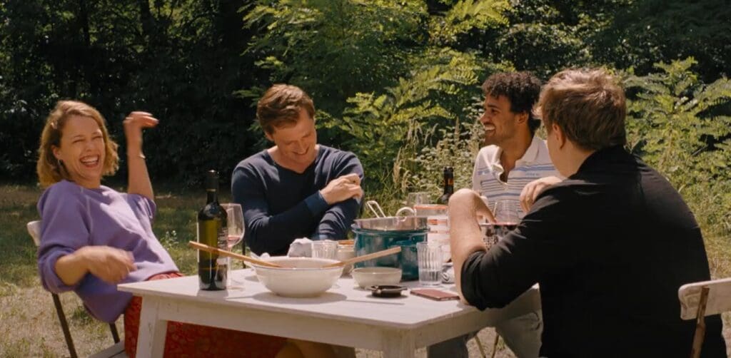 Afire de Christian Petzold -  Los personajes comen en la mesa.