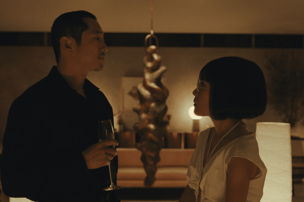 Steven Yeun y Ali Wong protagonizan Bronca, la exitosa miniserie de Netflix.