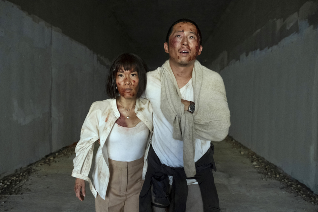 Ali Wong y Steven Yeun en Bronca (Netflix).