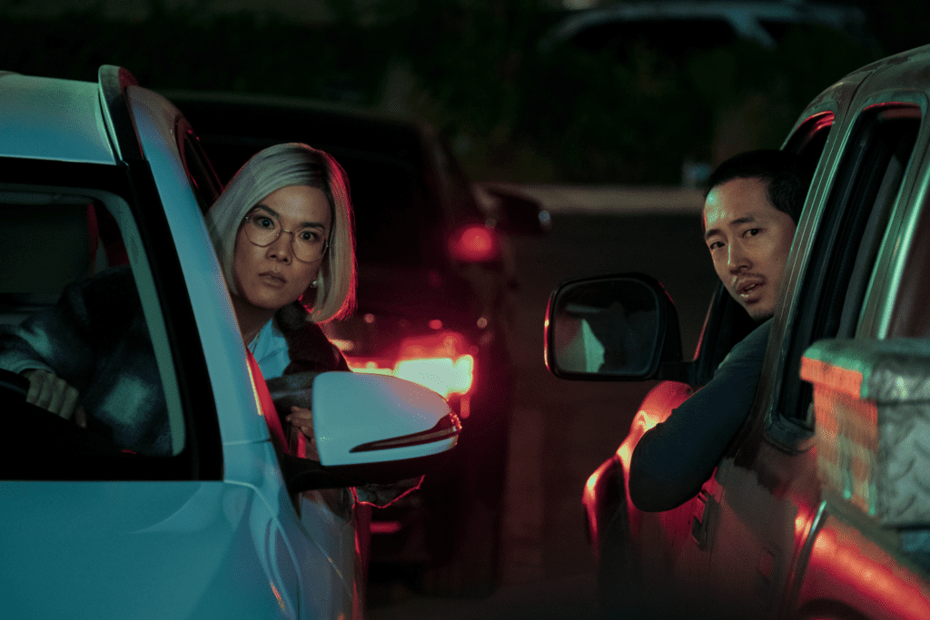 Ali Wong y Steven Yeun en Bronca (Netflix).