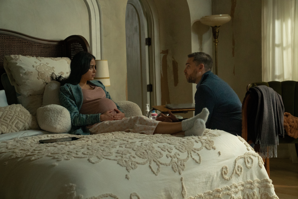 Melissa Barrera y Erik Athavale en No descansarás.
