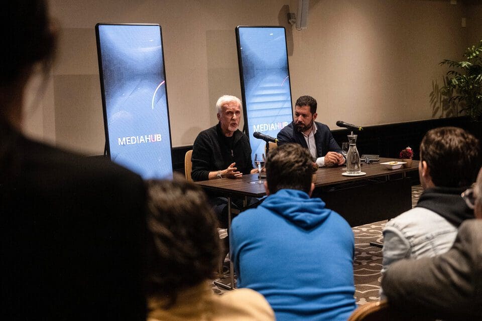 James Cameron en Argentina en un foro sobre el medio ambiente.