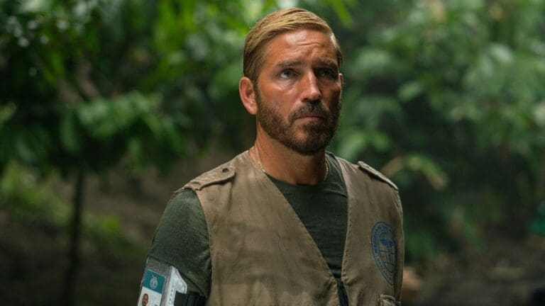 Jim Caviezel en el bosque grabando Sonido de libertad.