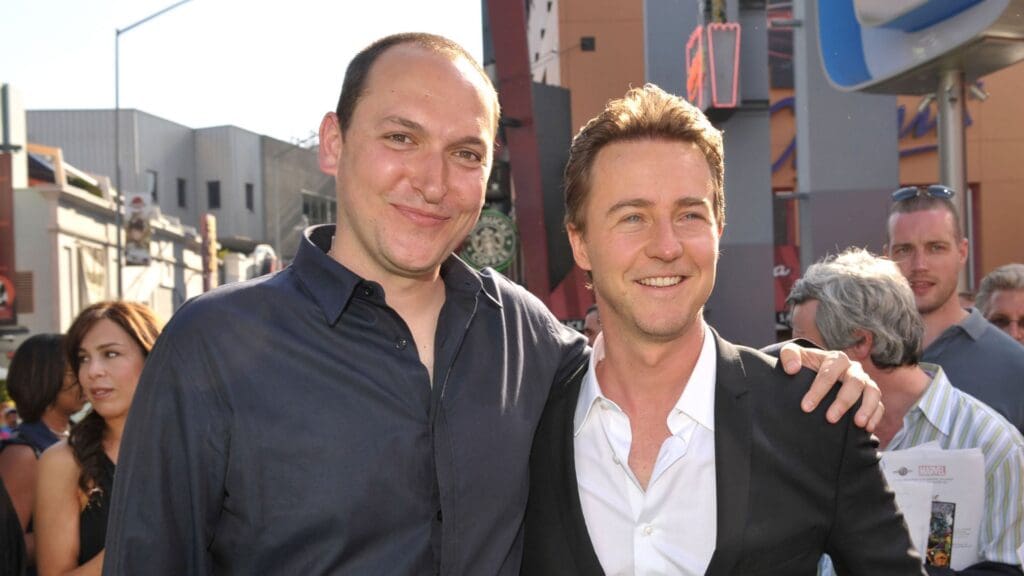 Louis Leterrier con Edward Norton pensando La secuela de Hulk