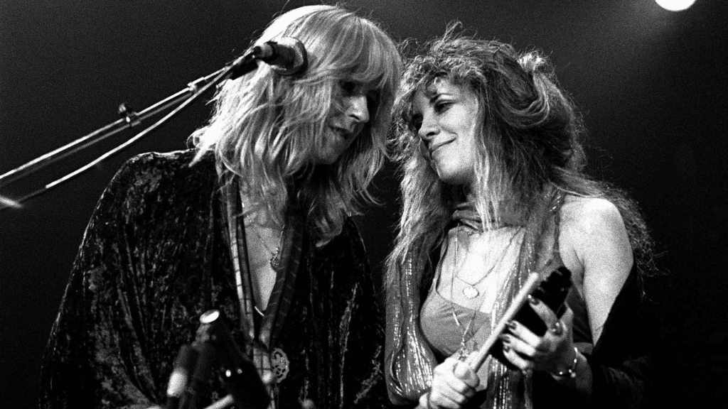 Christine McVie y Stevie Nicks en un concierto de Fletwood Mac en 1977. Tanto la serie como el libro se basan libremente en las aventuras de este grupo musical que marcó al rock de los 70.