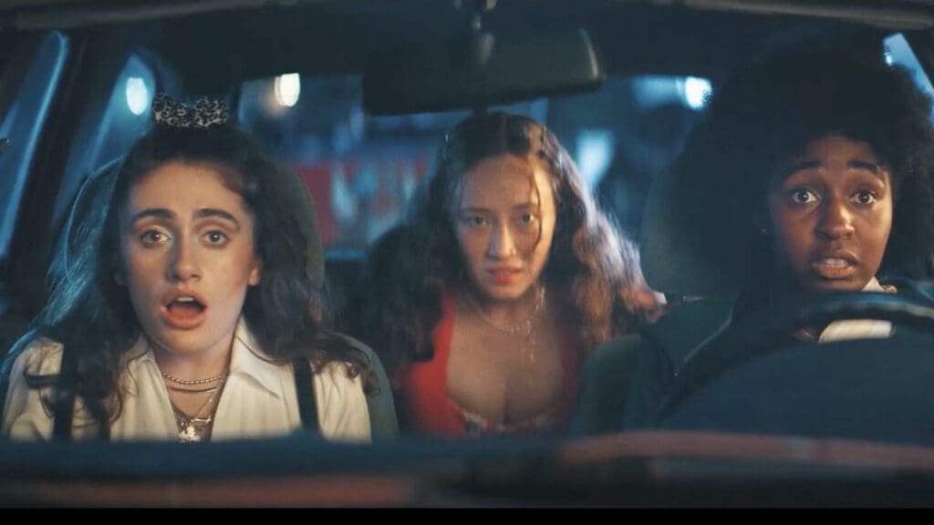 Crítica de Bottoms, la segunda película de Emma Seligman. Los personajes ven desde el auto.