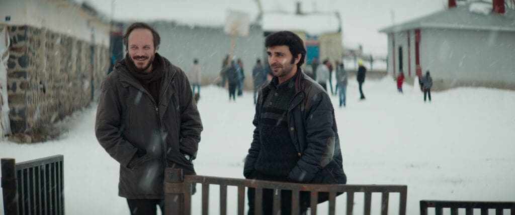 película About Dry Grasses - los personajes principales hablan en la nieve