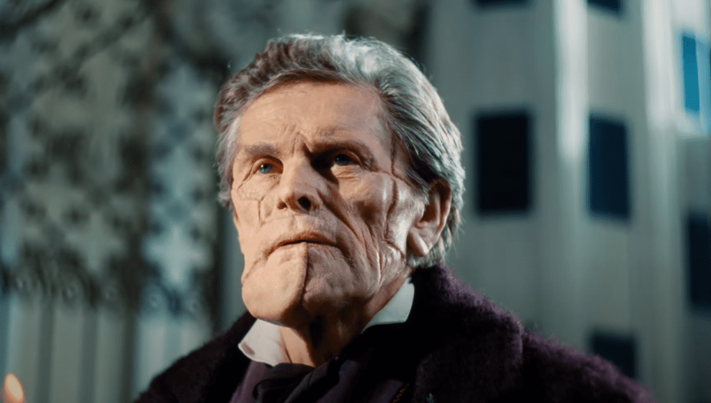 Crítica de Poor Things - Williem Dafoe es el padre de la protagonista.