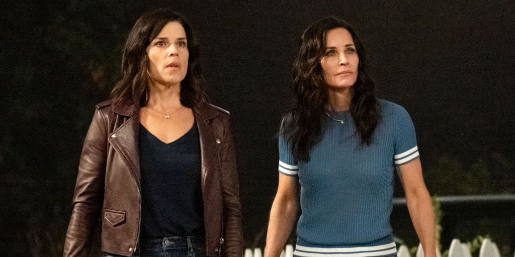 Neve Campbell y Courteney Cox en Scream (2022).