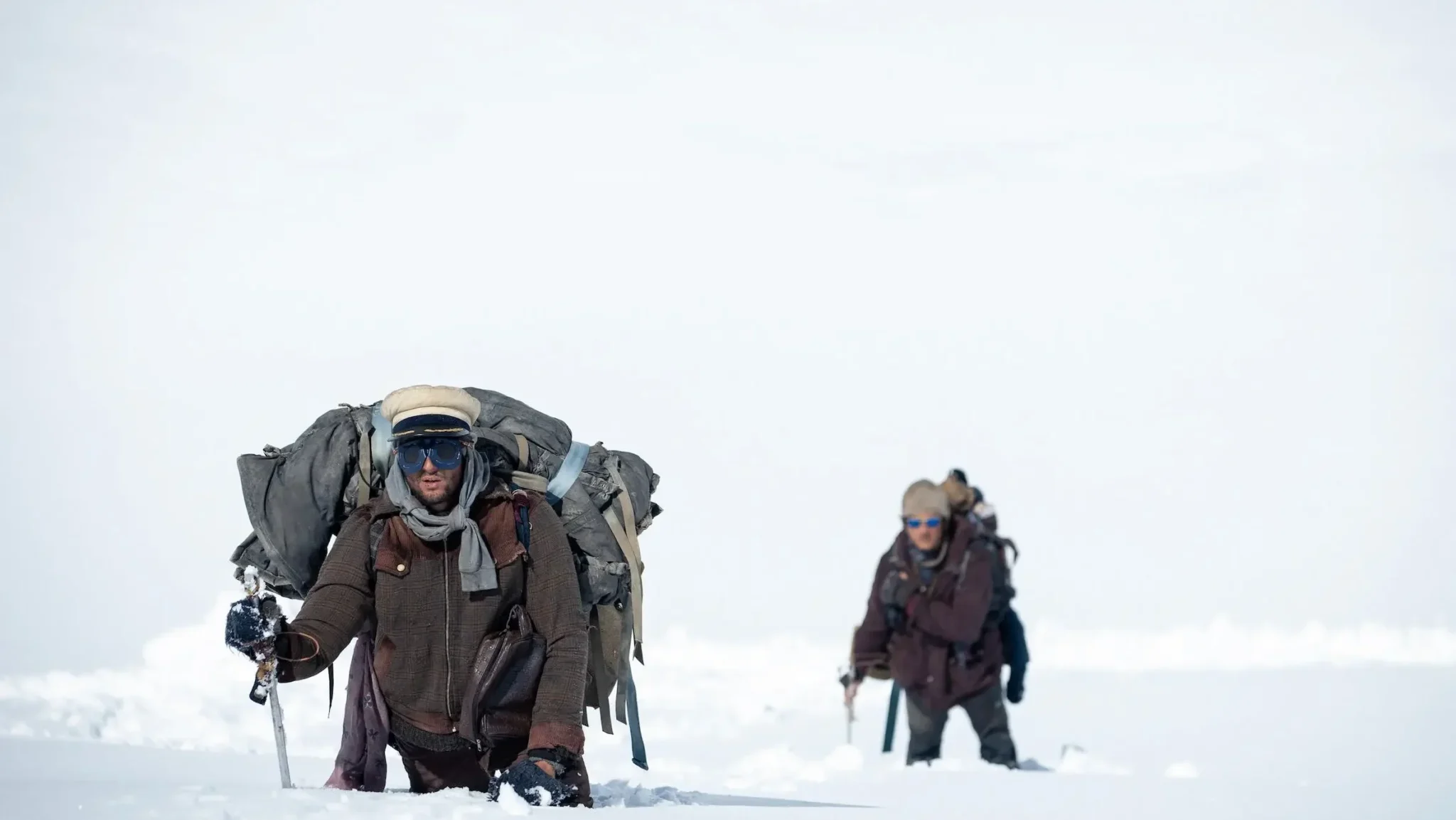 Crítica de La sociedad de la nieve - Dos personajes se mueven.