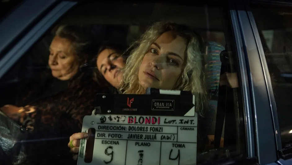 critica de blondi de dolores fonzi - la directora grabando.