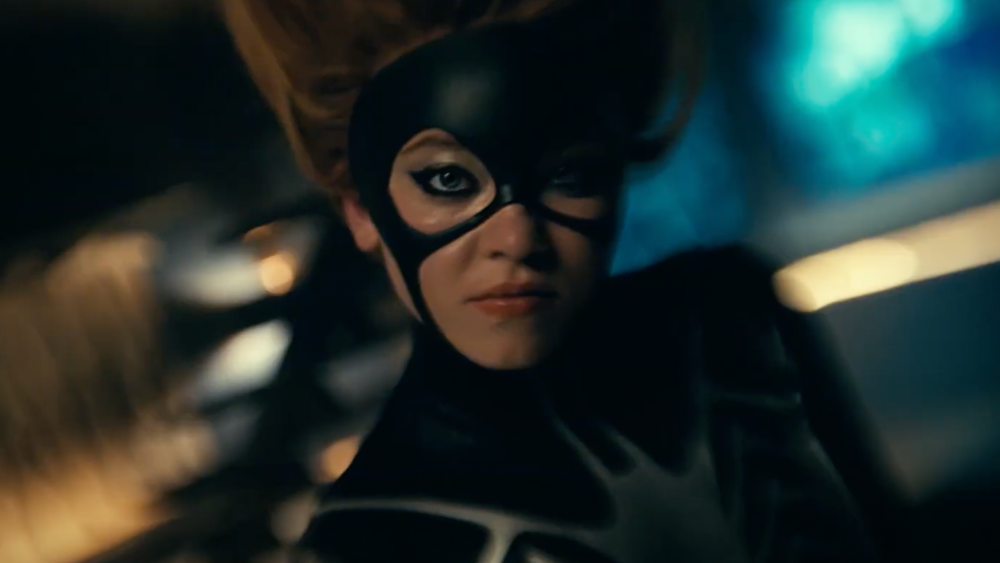 Sydney Sweeney con el traje de su personaje aparece en la película de Madame Web