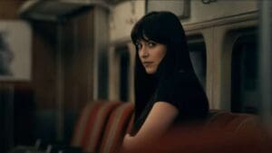 Dakota Johnson en el tren en Madame Web