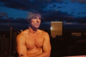 All of Us Strangers con Andres Scott viendo la ventana